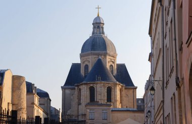 Saint-Paul-Saint-Louis Kilisesi, Marais 4. Bölge, Paris, Fransa. 17. yüzyılda İtalyan, Fransız gotik ve Hollanda mimarisinin sergilendiği bir kilise - Korint ve Bileşik mezhepler.