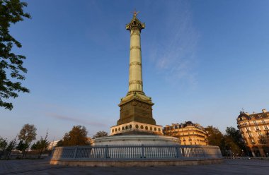 Güneşli bir günde Bastille Meydanı 'ndaki Temmuz Kolonu, Paris, Fransa.