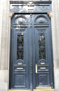 Paris, Fransa 'da eski süslü bir kapı - tipik eski bir apartman..