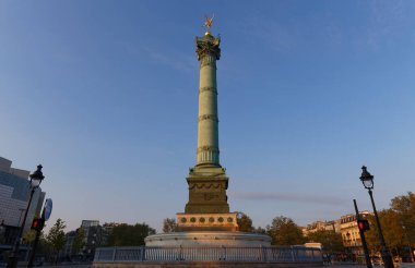 Güneşli bir günde Bastille Meydanı 'ndaki Temmuz Kolonu, Paris, Fransa.