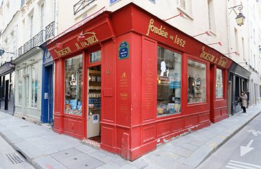 Paris, Fransa-07 Mayıs 2021: Saint-Louis adasında bulunan klasik şeker ve çikolata dükkanı Maison Moinet. 1852 'de kuruldu..