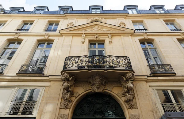 Traditionellt Franskt Hus Med Typiska Balkonger Och Fönster Paris Frankrike — Stockfoto