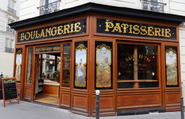 Paris, Fransa-13 Mayıs 2021: Paris 'in 14. bölgesinde bulunan klasik pastane ve pastane Akademisi. Ön tarafta, cam altında altın yapraklı ahşap süslemeler var..