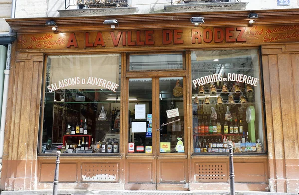 Paris, Fransa-13 Mayıs 2021: Fransa 'nın Marais bölgesinde bulunan geleneksel Fransız bakkal dükkanı.