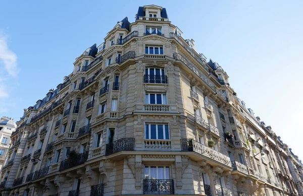 Традиційний Французький Будинок Типовими Балконами Вікнами Париж Франція — стокове фото