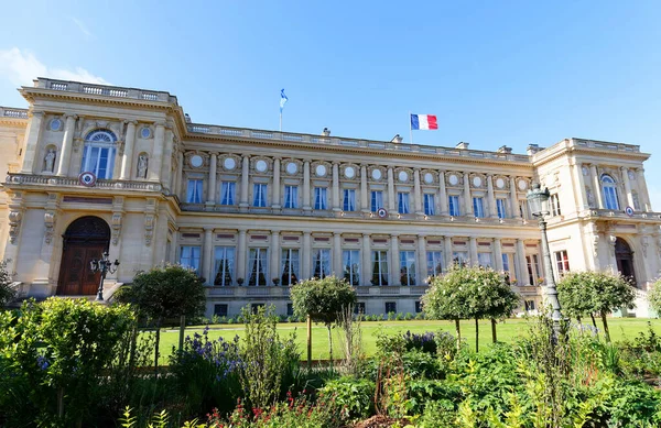 Fransız Dışişleri Bakanlığı Paris 'teki Quai d' Orsay 'de yer almaktadır. Bina 1844 ve 1855 yılları arasında inşa edilmiştir. .