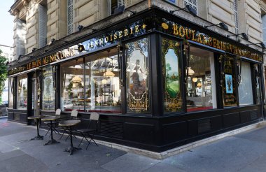 Paris, Fransa-23 Mayıs 2021: Paris 'in 15. Bölgesi' nde bulunan klasik fırın ve pasta dükkanı Le pain au naturel. Ön tarafta, cam altında altın yapraklı ahşap süslemeler var..