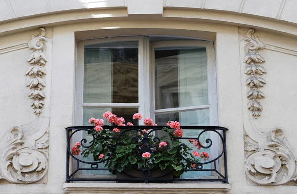 Старый Французский Дом Традиционными Балконами Окнами Париж Франция — стоковое фото