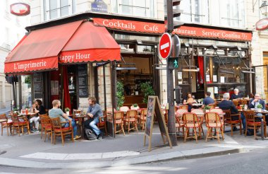 Paris, Fransa 1 Haziran 2021: Restoran L 'Imprimerie, Paris' in tarihi merkezinde bulunan geleneksel bir Fransız kafe..