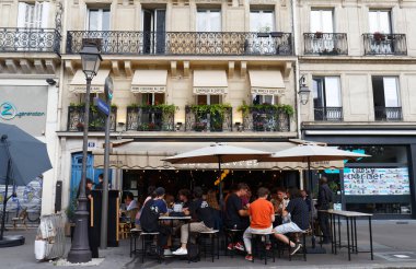 Paris, Fransa-21 Haziran 2021: Cafe Livres Fransa 'nın Les Halles bölgesinde bulunan geleneksel bir Fransız kafesidir..