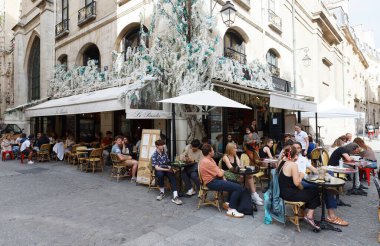 Paris, Fransa-21 Haziran 2021: Cafe Le Paradis Fransa 'nın Les Halles bölgesinde bulunan geleneksel bir Fransız kafesidir..
