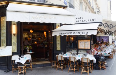 Paris, Fransa-21 Haziran 2021: Cafe des Antiquaires, Fransa 'nın başkenti Paris' te bulunan geleneksel bir Fransız kafe..