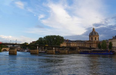 Güneşli bir günde Seine nehri, Fransız Akademisi binası ve sanat köprüsü. Paris. Fransa..