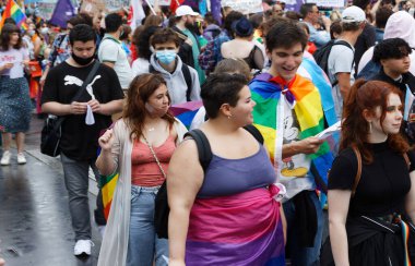 Paris, Fransa - 26 Haziran 2021: İnsanlar Gay Pride 'a katılıyorlar - aynı zamanda lezbiyen, eşcinsel, biseksüel ve transseksüel insanlar olarak da bilinir - 26 Haziran 2021' de Paris 'in merkezinde .