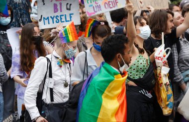 Paris, Fransa - 26 Haziran 2021: İnsanlar Gay Pride 'a katılıyorlar - aynı zamanda lezbiyen, eşcinsel, biseksüel ve transseksüel insanlar olarak da bilinir - 26 Haziran 2021' de Paris 'in merkezinde .