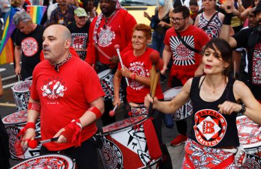 Paris, Fransa - 26 Haziran 2021: İnsanlar Gay Pride 'a katılıyorlar - aynı zamanda lezbiyen, eşcinsel, biseksüel ve transseksüel insanlar olarak da bilinir - 26 Haziran 2021' de Paris 'in merkezinde .