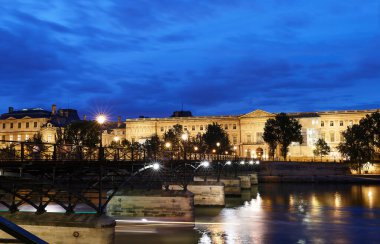 Fransa 'nın en ünlü köprüsü, La Seine nehri üzerindeki Arts Köprüsü. Paris mi? Fransa.