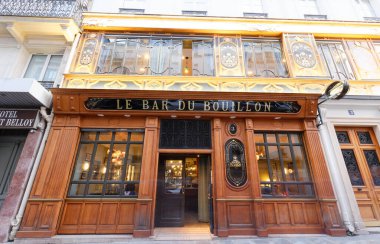 Paris, Fransa-10 Temmuz 2021: Bouillon Camille Chartier Racine Caddesi 'ndeki tarihi bir Fransız restoranıdır. Karakteristik Art Nouveau tarzını gösteriyordu: oyulmuş ahşap ve seramik, aynalar ve cam resimler..