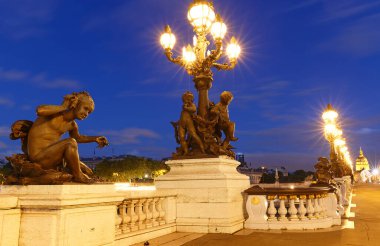 3. Alexandre köprüsü, Rusya Çarı III. Alexandre tarafından Fransa-Rusya İttifakı münasebetiyle Fransa 'ya sunuldu. Açılışı 1900 yılında Evrensel Sergi 'de yapıldı. Paris mi? Fransa.