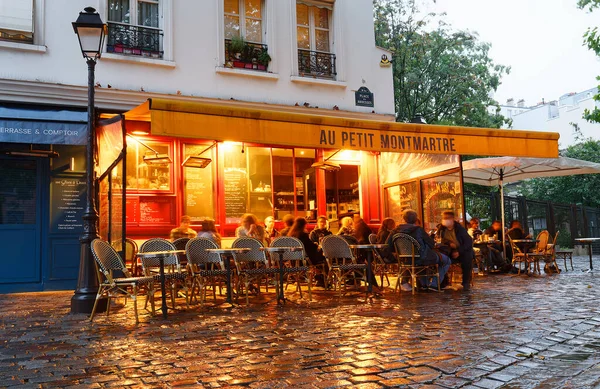 フランス 2021年7月13日 雨の夜のカフェ プティ モンマルトル フランス パリのモンマルトル地区にある伝統的なフレンチカフェです — ストック写真