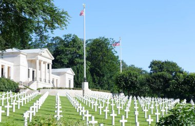 Suresnes, Fransa-18 Temmuz 2021: Paris 'in hemen dışında bulunan Suresnes Amerikan Mezarlığı, I. Dünya Savaşı ve II. Dünya Savaşı sırasında hayatını kaybeden Amerikan askerlerini anmaktadır..