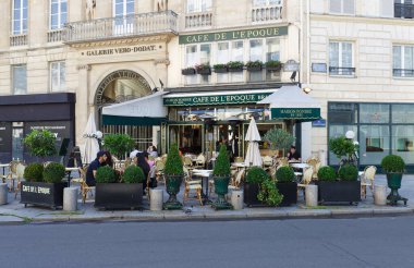 PARIS, Fransa: 18 Temmuz 2021: Paris, Fransa 'da Bourse' un dörtte birinde bulunan klasik Paris cafe de Belle çağının görüntüsü