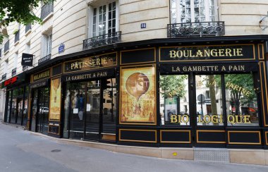 Paris, Fransa-Ağustos 04, 2021: 20. bölgenin göbeğinde yer alan eski fırın ve pastane La Gambette Pain her ruh haline uygun lezzetli ekmek ve fırında ikramlar sunuyor..