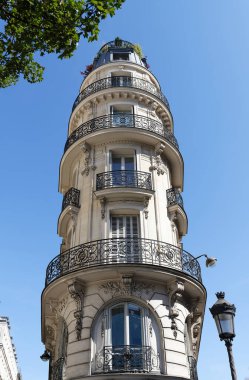 Tipik balkon ve pencereli geleneksel Fransız evinin ön cephesi. Paris, Fransa.