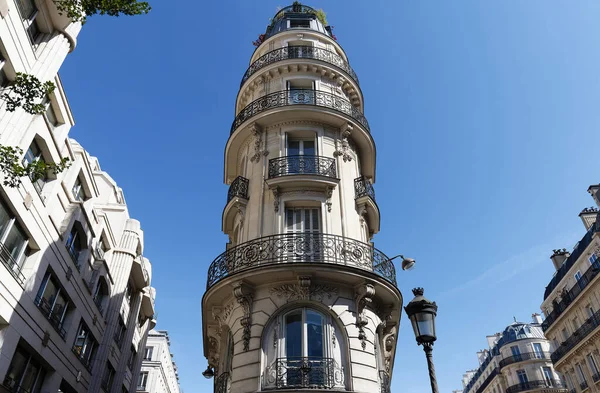 Homlokzat Hagyományos Francia Ház Jellegzetes Erkéllyel Ablakokkal Párizs Franciaország — Stock Fotó