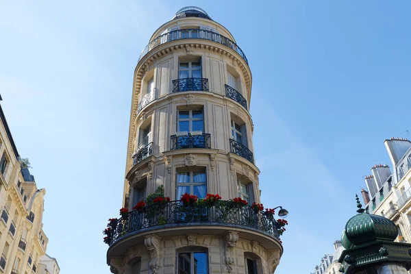 Terrasse Fleurie Maison Française Traditionnelle Avec Des Balcons Des Fenêtres — Photo