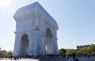 Paris, Fransa-14 Eylül 2021: Dünyanın en tanınmış anıtlarından biri olan Paris 'teki Triimphal Kemeri, ölümünden sonra ressam Christo tarafından planlanan ve gümüş mavisi kumaşla kaplanmış bir projedir..