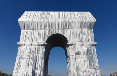 Paris, Fransa-14 Eylül 2021: Dünyanın en tanınmış anıtlarından biri olan Paris 'teki Triimphal Kemeri, ölümünden sonra ressam Christo tarafından planlanan ve gümüş mavisi kumaşla kaplanmış bir projedir..