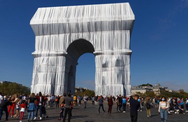 Paris, Fransa-14 Eylül 2021: Dünyanın en tanınmış anıtlarından biri olan Paris 'teki Triimphal Kemeri, ölümünden sonra ressam Christo tarafından planlanan ve gümüş mavisi kumaşla kaplanmış bir projedir..