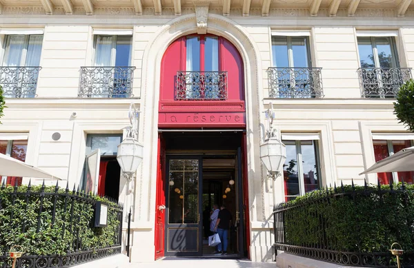 Parijs Frankrijk September 2021 Een Zeer Karakteristiek Stedelijk Herenhuis Met — Stockfoto