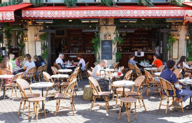 Paris, Fransa-18 Eylül 2021: Geleneksel Fransız Cafe La Maison Rouge Paris 'in ünlü Les Halles semtinde yer almaktadır. Fransa.