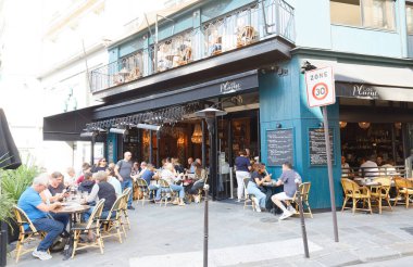 Paris, Fransa-18 Eylül 2021: Paris 'teki ünlü Saint Honore caddesinde bulunan geleneksel Fransız Cafe Plume. Fransa.