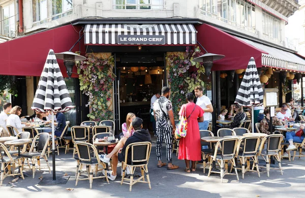 Paris Frankreich September 2021 Das Traditionelle Französische Café Grand Cerf — Stockfoto