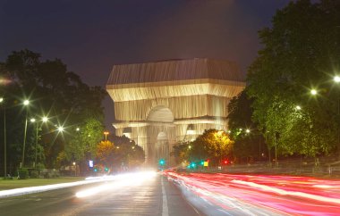 Paris, Fransa-Eylül 24, 2021: Dünyanın en tanınmış anıtlarından biri olan Paris 'teki Triimphal Kemeri, ölümünden sonra ressam Christo tarafından planlanan ve gümüş mavisi kumaşla kaplanmış bir projedir..