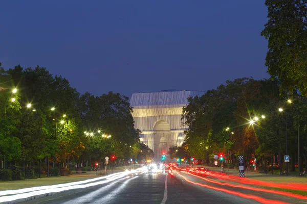 フランス 2021年9月24日 パリの三畳紀のアーチは 芸術家クリストによって計画された追悼プロジェクトとして銀の青い布に包まれた世界で最も有名なモニュメントの1つです — ストック写真