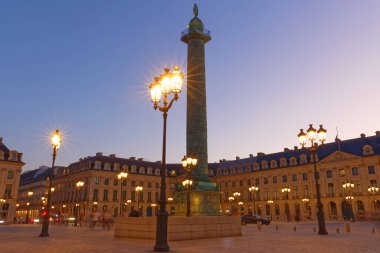 Fransa 'daki Vendome Meydanı' nda Napoleon Bonaparte heykeli olan Vendome sütunu. Vendome sütununda 425 sarmal bronz plaka var..