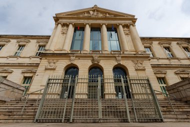 Adalet Sarayı (1885) - Fransa Riviera, Nice 'deki Place du Palais' de neoklasik tarzda inşa edilen hukuk mahkemeleri.