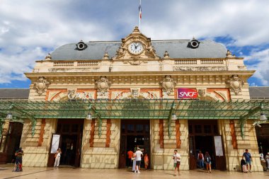 Nice, FRANCE - 28 Temmuz 2025: Nice 'deki ana tren istasyonu, mimar Louis Bouchot tarafından 1867' de tamamlandı ve şehirlerarası ve yüksek hızlı TGV trenleri tarafından hizmet verildi..