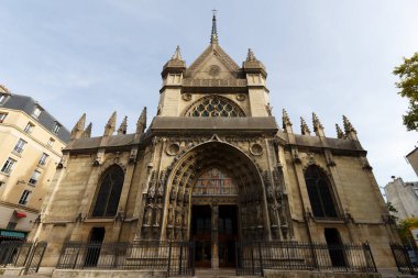 Fransa 'nın orta kesimindeki Magenta Bulvarı' ndaki Saint Laurent Kilisesi. Tarihi eser olarak listelenmiştir. .