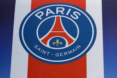 PARIS - 18 Ekim 2025: Fransız Ligue 1 futbol kulübü Paris Saint-Germain 'in Parc des Princes stadyumundaki logosu