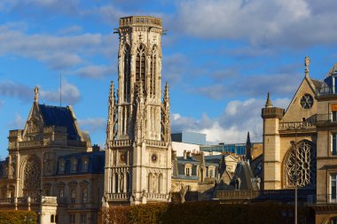 Saint-Germain-l 'Auxerrois Kilisesi, Paris, Fransa, güneşli bir öğleden sonra, resmin solunda Süslü Ortaçağ çan kulesi ile