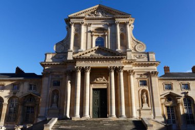 Val-de-Gr Kilisesi, Paris 'in 5. Bölgesi' nde bulunan bir Katolik kilisesidir. Latince ön cepheye yazılmış: bebek İsa ve annesi Bakire İsa 'ya.