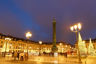 Napolyon Bonaparte 'ın heykeli olan Vendome köşesi, Fransa' nın Paris şehrinde Noel için süslenmiş Vendome Meydanı 'nda. Vendome sütununda 425 sarmal bronz plaka var..