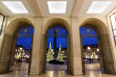 Vendome 'un Noel için düzenlediği yer, Paris, Fransa. Vendome sütununda 425 sarmal bronz plaka var..