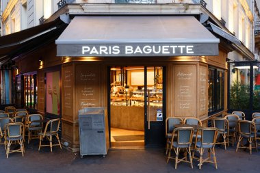 Paris, Fransa-08 Temmuz 2025: Paris 'in 5. semtindeki Rue de la Harpe' de bulunan geleneksel Fransız pastanesi ve pastanesi Paris Baguette.