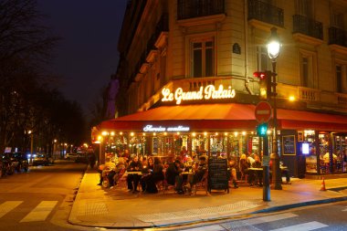 Paris, Fransa-13 Aralık 2025, Le Grand Palais Cafe, akşam. Fransa 'nın başkenti Paris' teki Grand Palace yakınlarında yer almaktadır..
